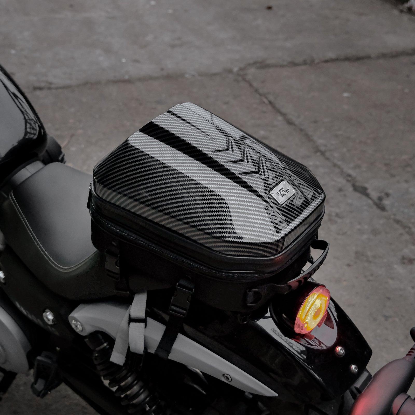 IRON JIASバイク シートバッグ ハードシェルバッグ 炭素繊維 カーボン柄 撥水 容量調整機能　最大容量35L防水袋付き ハンド式  バックパック可能 ツーリング 携帯便利